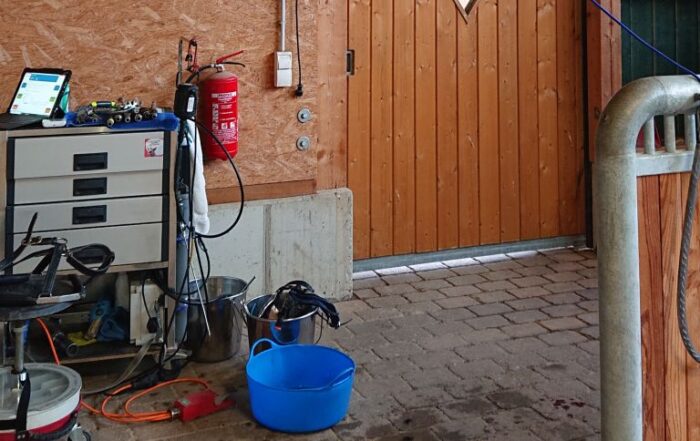 Behandlungsplatz aufgebaut in einer Putzhalle