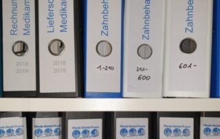 Ordner mit Praxislogo im Schrank